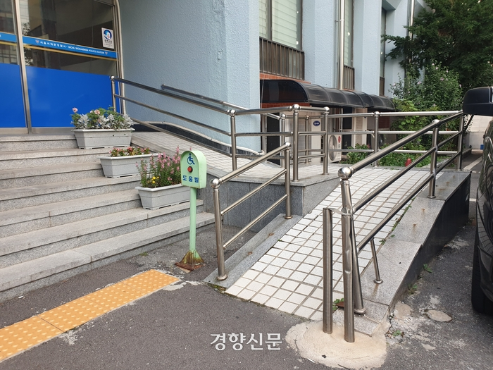 11. 사용 가능. gemini-pro: 경사로 중심의 구도로 주차장 형태 파악에 부적합함. / gpt: 경찰 관련 건물의 보행자 계단과 경사로가 중심이며 외부 주차장 형태는 확인할 수 없다.