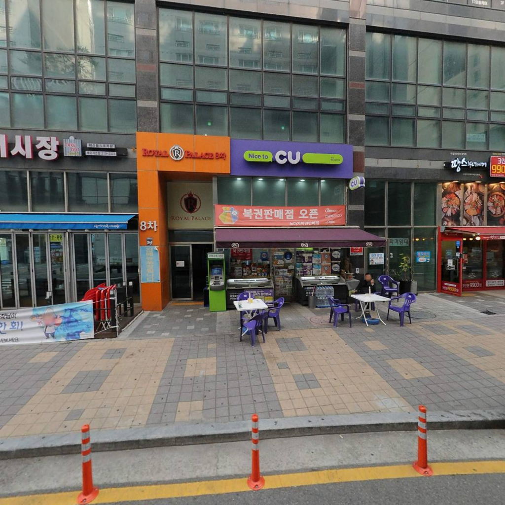 5. 사용 가능. gemini-pro: 관련 요소는 모두 존재하나 다소 멀리서 찍혀 세부 구조를 읽기에는 약합니다. / gpt: 편의점 전체 정면과 간판, 출입구, 보행 포장 및 외부 좌석이 함께 보이지만 촬영 거리가 다소 멀다.
