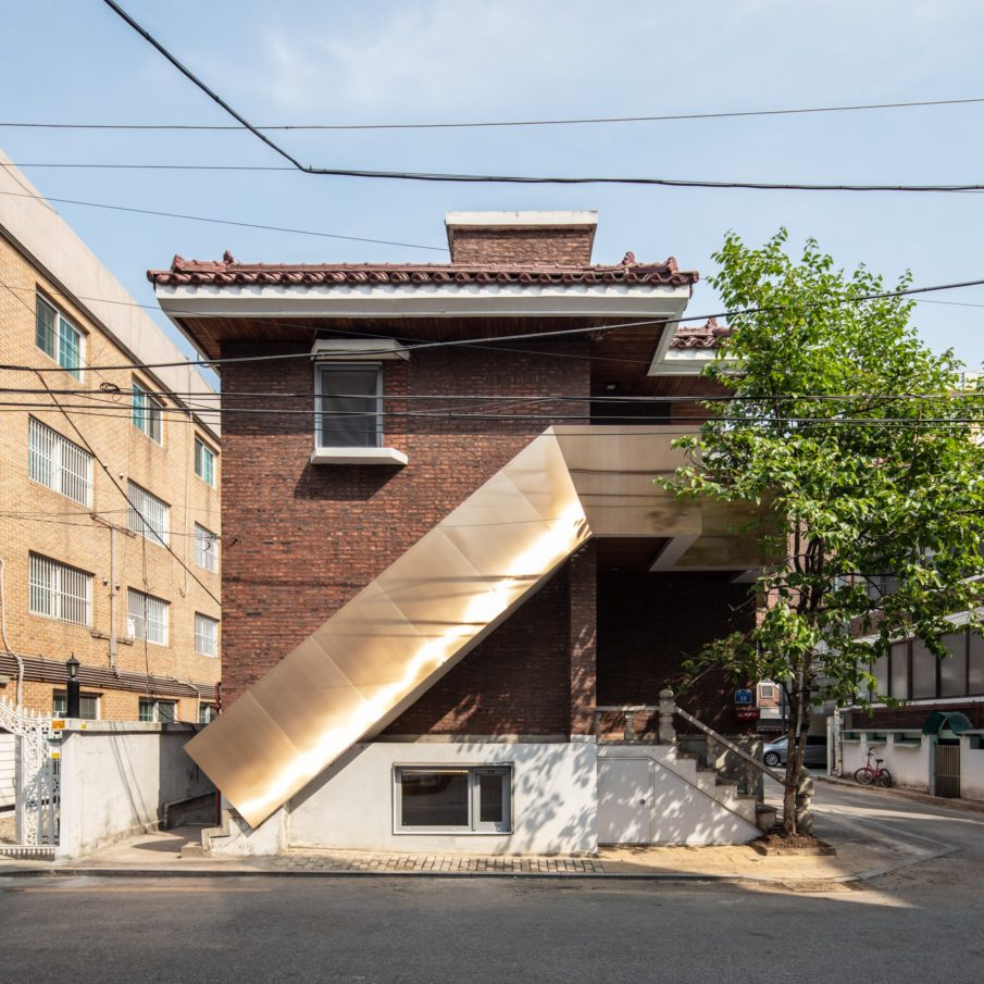 10. 사용 가능. gemini-pro: 금속 재질로 특이하게 디자인된 장식적 계단으로, 일상적이고 평범한 형태가 아닙니다. / gpt: 주거 건물 외부의 계단 구조는 명확하지만 특수한 금속 외피로 크게 개조된 독특한 설계라 평범한 사례로는 약하다.