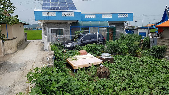 7. 탈락. 마당과 농작물이 있는 일반 농가 주택으로 메인 구조물인 식당 건물이 아님.
