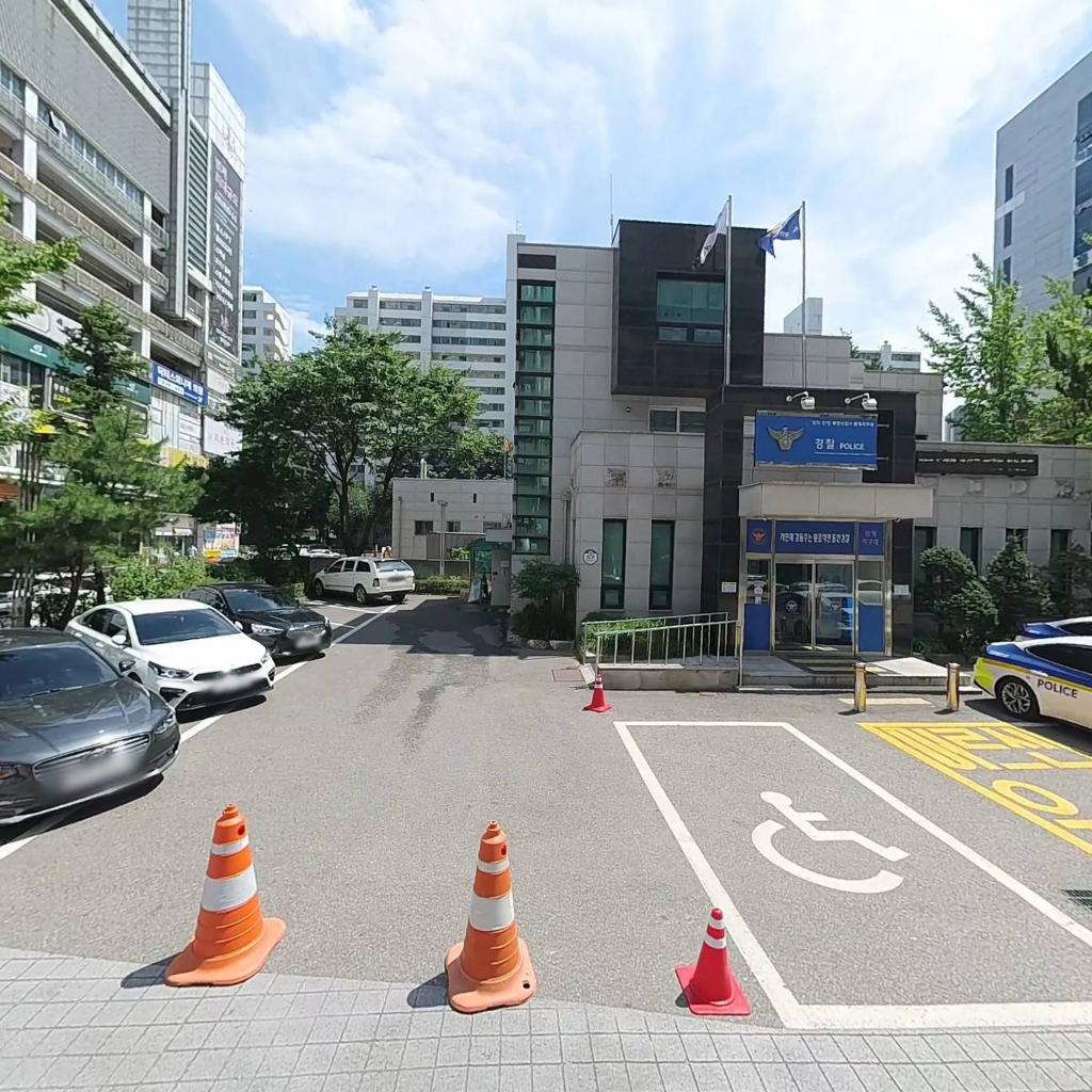1. ★ 선택. gemini-pro: 경찰서 야외 주차장과 건물 출입구, 차량 진입로가 넓고 명확하게 보임. / gpt: 경찰서 전면 외부 주차장과 주차 구획, 차량, 출입구가 매우 선명하지만 차량과 안전콘으로 다소 복잡하다.