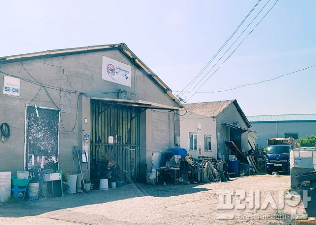 4. 사용 가능. gemini-pro: 캠핑카 관련 창고 건물로 도축장 건축물에 해당하지 않음. / gpt: 평범한 소규모 도축장 외관 전체와 대형 작업 출입문, 외벽 재료, 지붕 및 인접 부속 동이 명확하게 보인다.