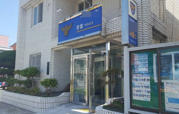10. 사용 가능. gemini-pro: 출입구 근접 촬영으로 주차장 공간이 거의 안 보임. / gpt: 경찰관서 출입구만 근접 촬영되어 외부 주차장이 전혀 보이지 않는다.