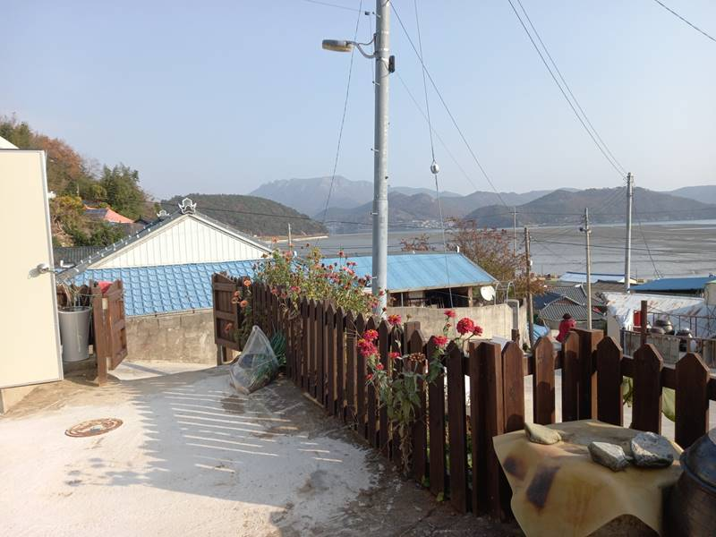 bg_island_coastal_village · 4