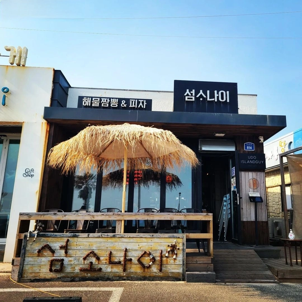 #1 · 평균 22.5 (gemini 45.0 / gpt 0.0)
gemini-pro: 전형적 횟집은 아니나 입구 데크 구조는 확인됨. / gpt: 야외 좌석과 출입구는 보이지만 해물짬뽕·피자점으로, 주된 구조인 횟집 건물의 사례가 아니다.