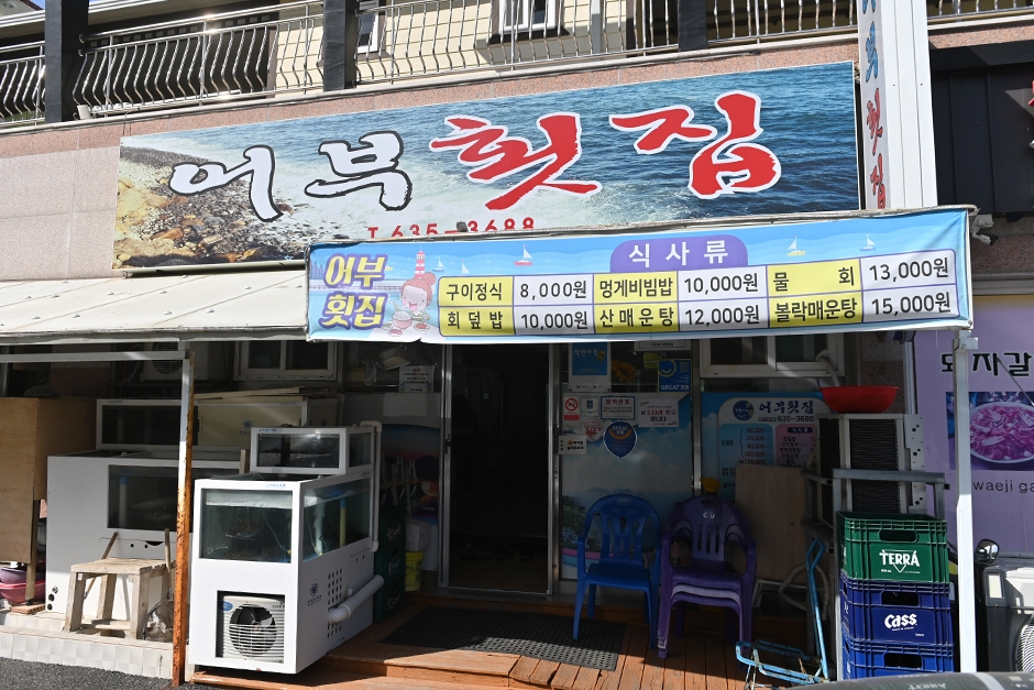 #12 · 평균 52.5 (gemini 50.0 / gpt 55.0)
gemini-pro: 전용 야외 식사 공간이 없어 구조 참고가 어려움. / gpt: 전형적인 한국 횟집 출입구와 수조 설비는 보이지만 건물이 강하게 잘렸고 야외 식사 공간도 확인되지 않는다.
