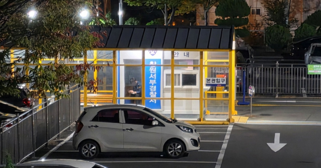 #9 · 평균 51.5 (gemini 28.0 / gpt 75.0)
gemini-pro: 야간이며 초소에 초점이 맞춰져 주차장이 거의 안 보임. / gpt: 경찰관서 안내시설 앞 주차 구획과 차량 통로가 분명하지만 야간이며 차량과 시설물이 일부를 가린다.