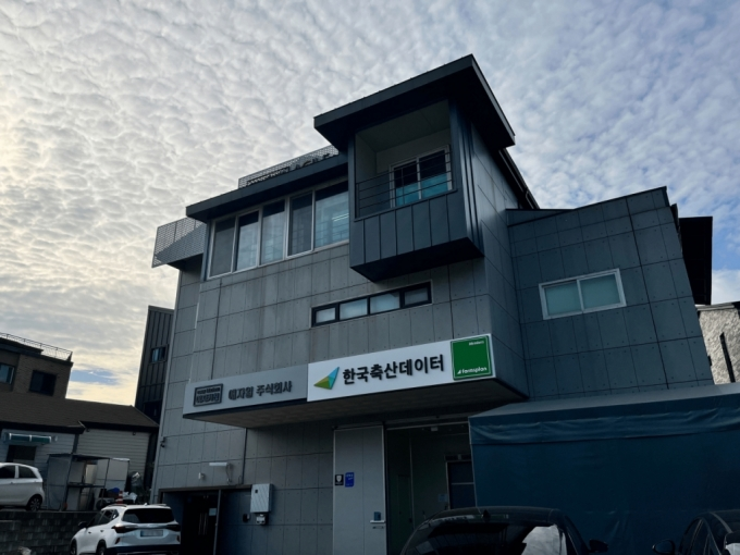 #1 · 평균 0.0 (gemini 0.0 / gpt 0.0)
gemini-pro: 축산 데이터 기업의 일반 사무실 건물로, 도축장이나 산업 시설의 형태를 보여주지 않습니다. / gpt: 축산 데이터 기업의 도심 사옥으로, 도축장 건물이 아니다.