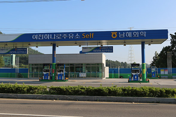 #4 · 평균 79.5 (gemini 77.0 / gpt 82.0)
gemini-pro: 정면 구도로 전체 구조가 보이지만 거리가 있어 입체적인 세부 형태 파악이 아쉽습니다. / gpt: 도로 건너 정면에서 주유소 전체를 확인할 수 있지만 낮은 시점과 전경 식재 때문에 하부 동선이 일부 가려진다.