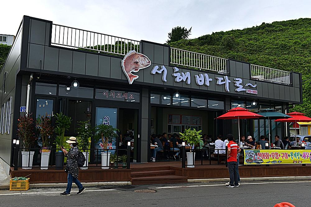 #3 · 평균 93.5 (gemini 90.0 / gpt 97.0)
gemini-pro: 건물, 출입구, 야외 데크의 연결 구조가 매우 선명함. / gpt: 횟집 건물 전체 입면, 넓은 창과 출입구, 바로 이어지는 데크형 야외 식사 공간이 매우 선명하게 보인다.