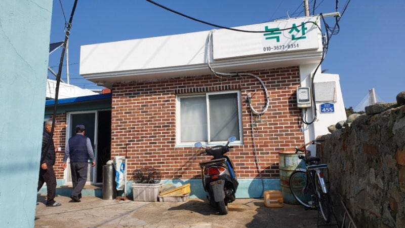 4. 탈락. gemini-pro: 어구들이 놓인 작은 벽돌 건물 앞마당만 보이며 해안 선착장 구조를 확인할 수 없습니다. / gpt: 섬마을의 소형 건물 사진으로, 선착장이나 선박 접안 구조를 보여주지 않는다.