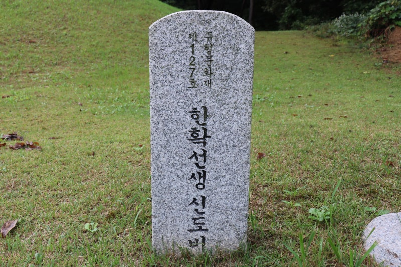 1. 사용 가능. gemini-pro: 형태는 명확하나 가공 방식이 다소 현대적임. / gpt: 각자가 있는 한국식 석표를 선명하게 보여주지만 현대식 연마 화강암이라 풍화·이끼 낀 오래된 표석의 질감과는 차이가 크다.