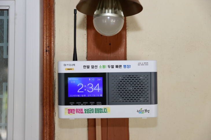 9. 탈락. gemini-pro: 실내 수신기이므로 제외. / gpt: 실내 벽걸이 방송 수신 단말기로서 옥외 고정식 마을 확성기 설치물이 아니다.