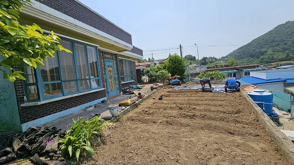 9. 탈락. 마당이 딸린 평범한 양옥 주택으로 중심이 되는 식당 건물이 아님.