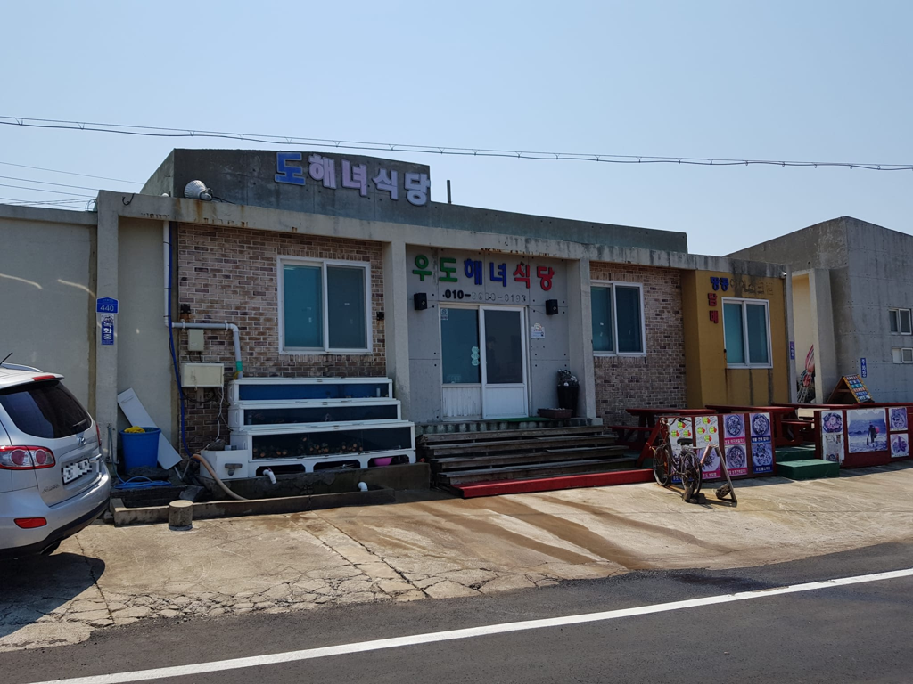 1. ★ 선택. gemini-pro: 한국의 전형적인 해안가 독립형 식당 건물을 피사체로 삼아, 정면 출입구와 외벽 재질, 창문의 비례 등을 매우 선명하고 온전하게 보여줍니다. / gpt: 현대 한국의 일상적인 단층 식당 전면이 주 피사체이며 형태·재료·창호·주출입구가 매우 선명하다.