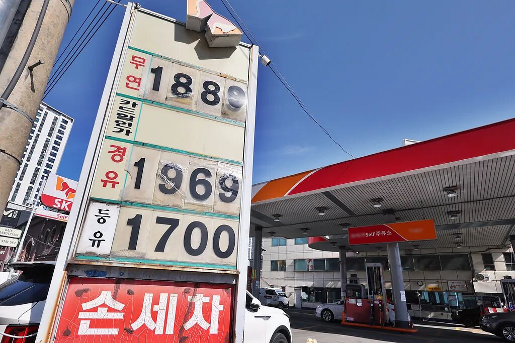 5. 사용 가능. gemini-pro: 대형 가격표가 화면을 크게 가려 전체적인 주유 공간 형태를 파악하기 불편합니다. / gpt: 현대 한국 주유소의 캐노피와 주유기 및 가격표지가 명확하지만 거대한 전경 가격판과 강한 광각이 일부 형태를 가린다.