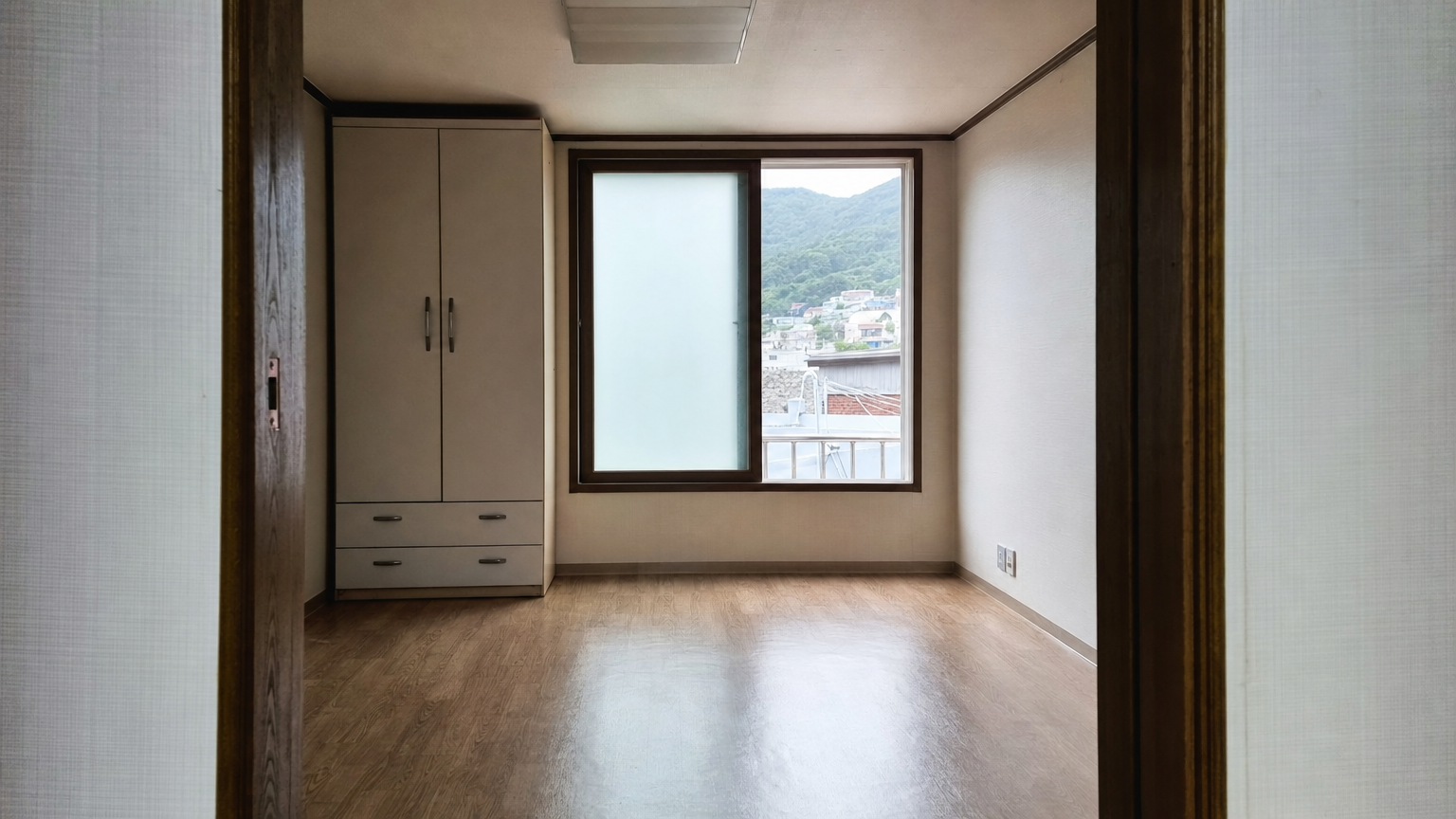 bedroom__eye_level_doorway_wide